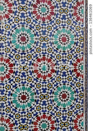 摩洛哥菲斯皇家宮殿大門上的阿拉伯式瓷磚裝飾 摩洛哥菲斯皇家宮殿大門上的阿拉伯式瓷磚裝飾 136461069