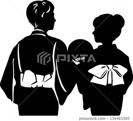 一對身著浴衣的情侶的剪影。兩人背影,正在享受夏日祭典、煙火表演和約會。 一對身著浴衣的情侶的剪影。兩人背影,正在享受夏日祭典、煙火表演和約會。 136461085