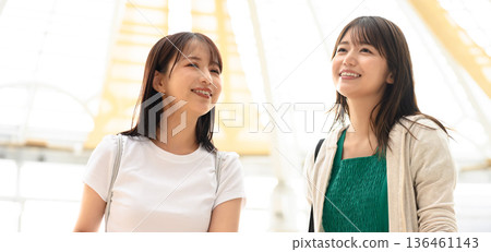 朋友在機場聊天 ■照片由關西國際機場（KIX）提供 136461143