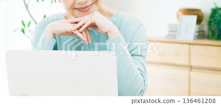 使用計算機的資深婦女 136461208