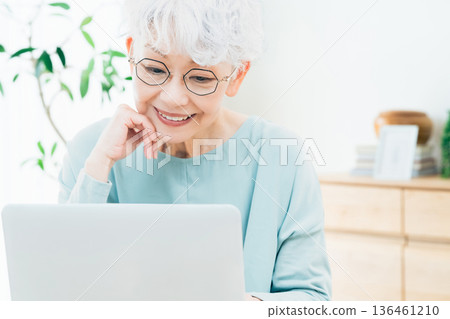 使用計算機的資深婦女 136461210