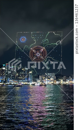 從遊艇上拍攝的釜山廣安裡夜景無人機秀 從遊艇上拍攝的釜山廣安裡夜景無人機秀 136461237