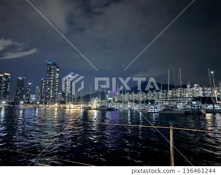 從遊艇上眺望釜山廣安裡的夜景 從遊艇上眺望釜山廣安裡的夜景 136461244