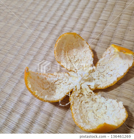 Tangerine peel and tatami mat 136461269