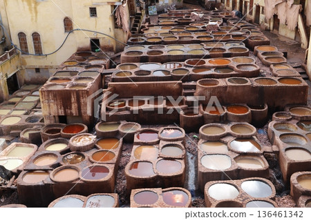 摩洛哥迷宮般的菲斯城皮革染色工藝區1號製革廠 136461342