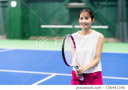 打網球的女人 136461348