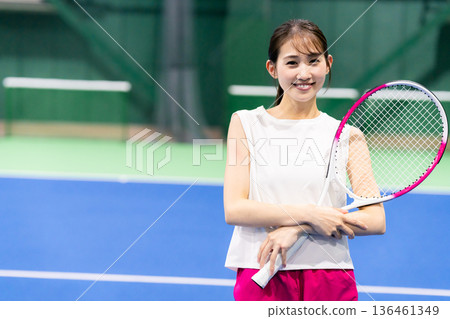 打網球的女人 136461349