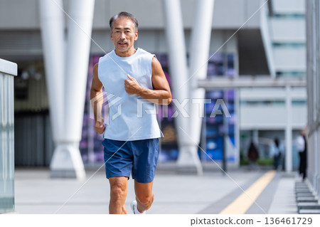 Senior man running Senior man running 136461729