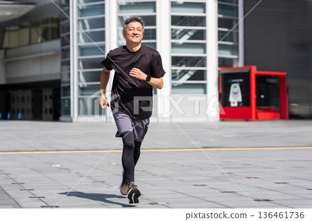 中間人慢跑 中間人慢跑 136461736