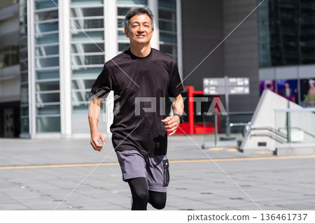 Middle man jogging 136461737