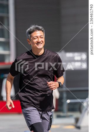 中年男子慢跑 136461740