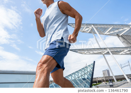 Men jogging 136461790