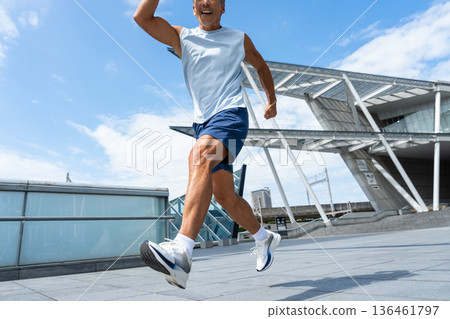 中年男子跳躍 中年男子跳躍 136461797