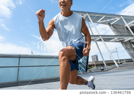 一位資深男子正在進行訓練 136461798