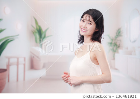 一位女士在美容院做美容 一位女士在美容院做美容 136461921