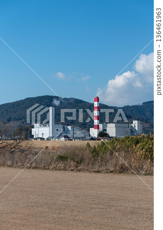熊本市的西武環境處理廠（垃圾焚化廠）在藍天的襯托下格外醒目。 136461963