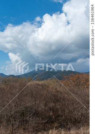 遠眺熊本縣金峰山，藍天白雲，景色迷人。 136461964