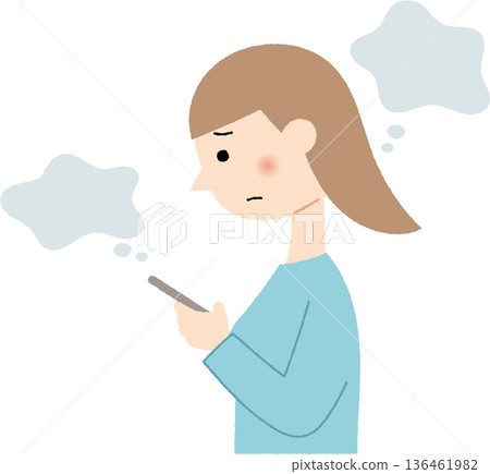 一位女士看著她的智慧型手機，感到不安。 136461982