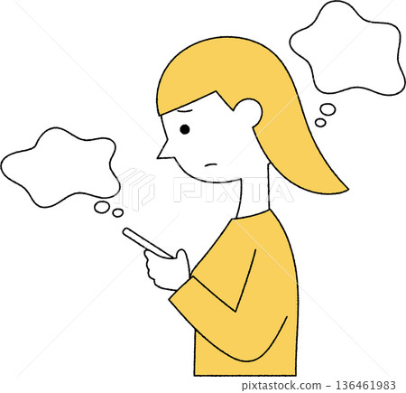 一位黑白女子正在查看她的智慧型手機 一位黑白女子正在查看她的智慧型手機 136461983