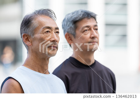 一位老年男子正在健身房鍛煉 136462013