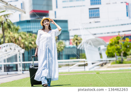 年輕女子去旅行 136462263
