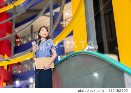 女商人、智慧型手機、年輕女性 136462265