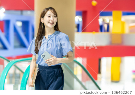 女商人騎自動扶梯 136462267