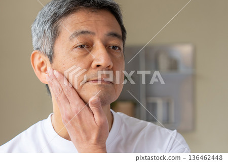 患有皮膚病的中年男子 患有皮膚病的中年男子 136462448