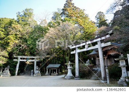 Takemiwaku Shrine (the shrine on the left is Minamigi Shrine) [Chihayaakasaka Village, Minamikawachi District, Osaka Prefecture] 136462601