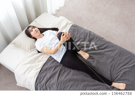 婦女在床上伸展 136462788