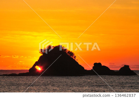 Sunrise over Taijima Island in Kozaura [Kushimoto Town, Wakayama Prefecture] 136462837