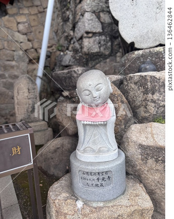 在尾道千光寺可以看到可愛的地藏菩薩像 在尾道千光寺可以看到可愛的地藏菩薩像 136462844