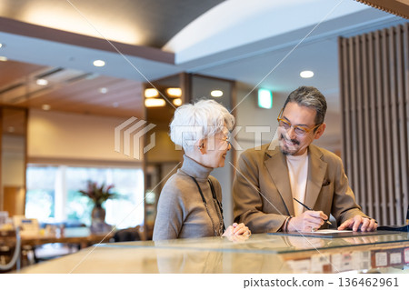 老年夫婦旅行。照片由伊藤綠葉提供。 136462961