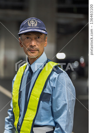 保全、交通管制員、老人 保全、交通管制員、老人 136463100