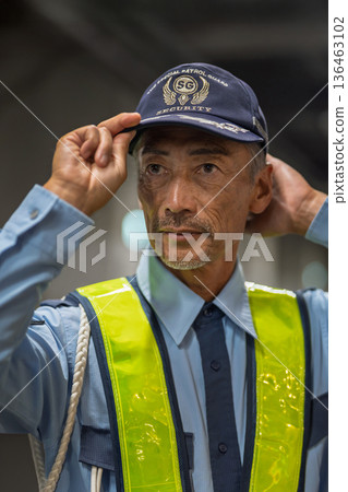 保全、交通管制員、老人 136463102