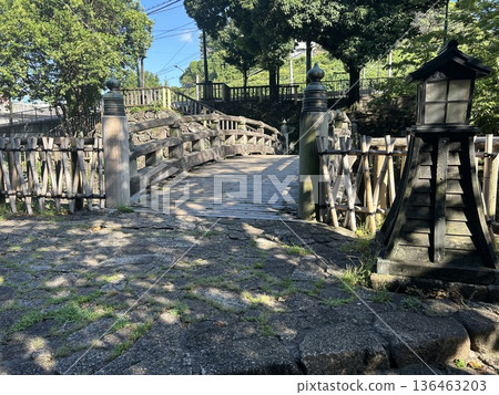 這是位於東京王子車站附近音無水上樂園的一座古老橋樑和燈籠。 136463203