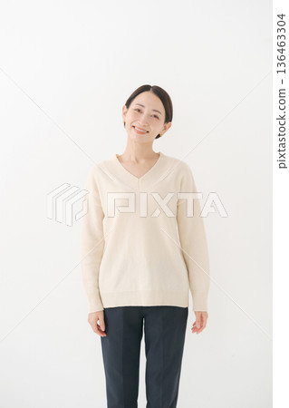 穿白色針織衫的女人 136463304