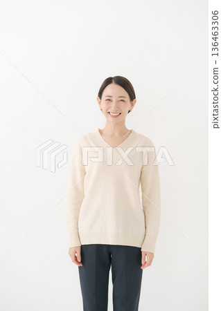 woman wearing white knit 136463306
