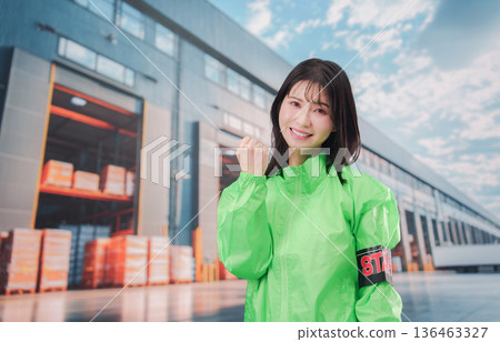 物流中心的員工正在引導顧客 物流中心的員工正在引導顧客 136463327