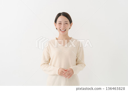 穿白色針織衫的女人 136463828