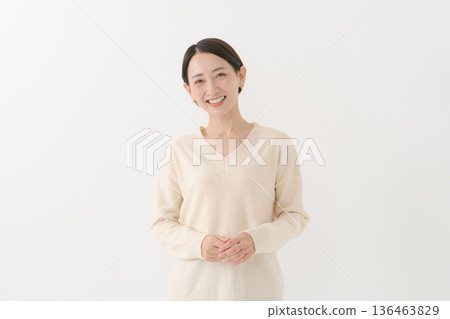 穿白色針織衫的女人 136463829