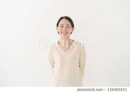 穿白色針織衫的女人 穿白色針織衫的女人 136463831