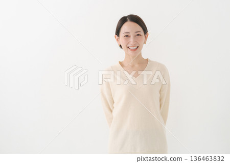 穿白色針織衫的女人 136463832