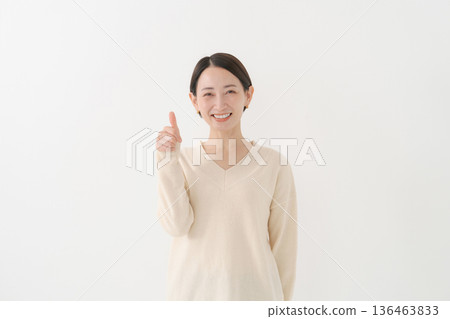 一個做出好姿勢的女人 一個做出好姿勢的女人 136463833