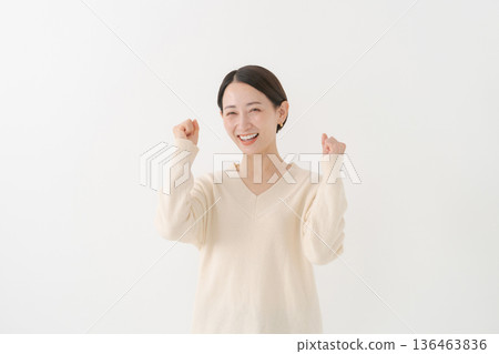 做膽量姿勢的女人 做膽量姿勢的女人 136463836
