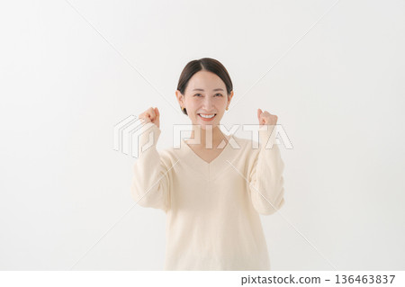 做膽量姿勢的女人 做膽量姿勢的女人 136463837