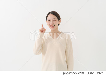指導的女性 136463924