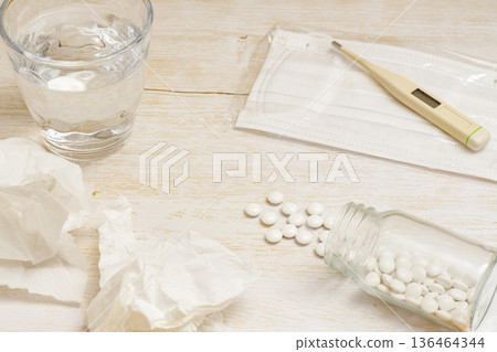 用過的紙巾、體溫計、口罩和藥片 用過的紙巾、體溫計、口罩和藥片 136464344