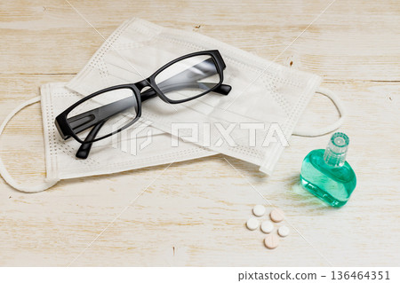 花粉症預防 | 眼鏡、藥片、眼藥水、口罩 136464351