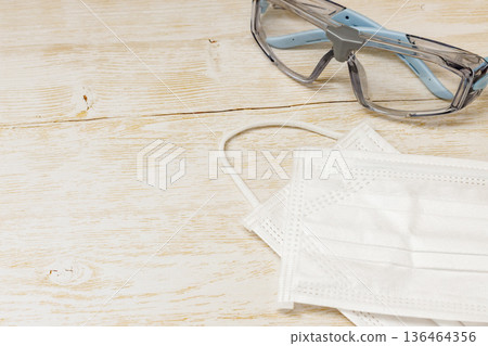 花粉症預防 | 口罩與防護眼鏡 136464356